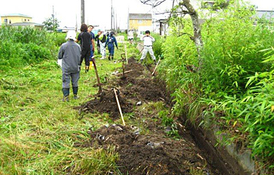 1日も早い復興を願い作業が続きます