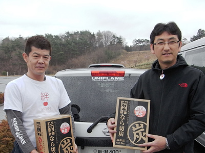 有田代表（左）と当社スタッフ（福島県南相馬市）