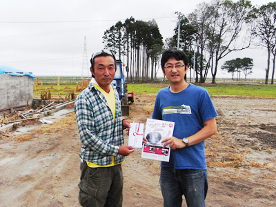 上野代表（左）と当社スタッフ（福島県南相馬市原町区）